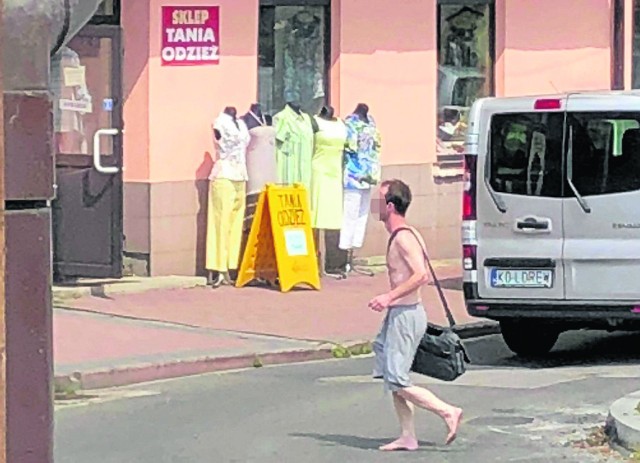 Mężczyzna, który zaatakował tłuczkiem do mięsa sąsiadów kilka dni później wrócił (w takim stroju) do rodzinnej miejscowości