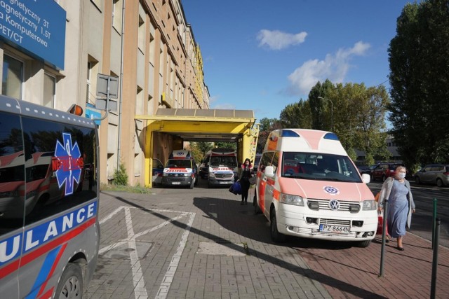 88-letnia kobieta wypadła z okna szpitala HCP w Poznaniu. W wyniku poniesionych obrażeń, zmarła na miejscu. 
