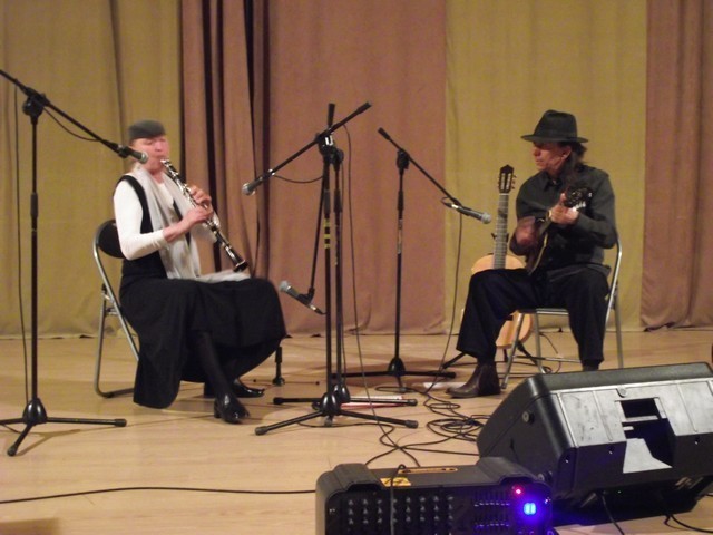 Duet tworzy małżeństwo Dorothea Hegeduess (klarnet) i Bogusław Hegeduess (gitara).