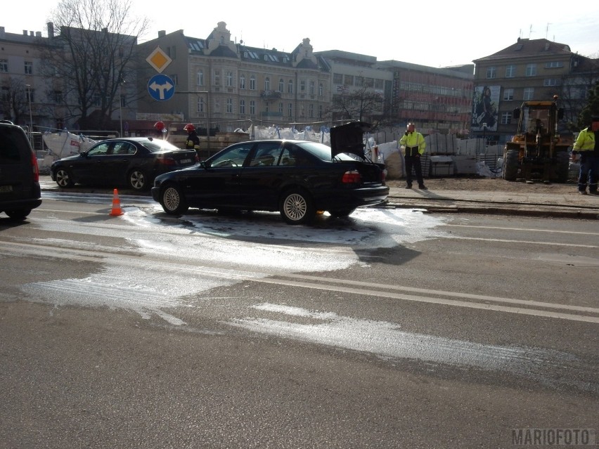 Kolizja w Opolu. BMW zderzyło się z koparką.