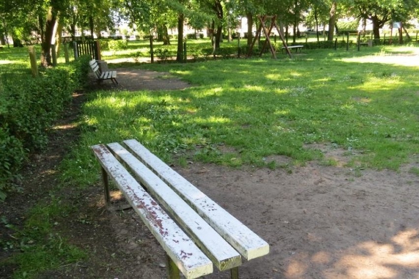 Poniszczone sprzęty, pijani śpiący na ławeczkach w brodnickim parku. Ktoś coś z tym zrobi?