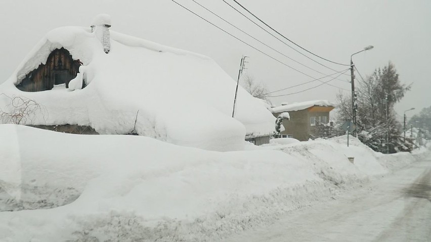Beskidy: Ogromne obciążenie budynków śniegiem, opady przekroczyły już normy budowlane (ZDJĘCIA)