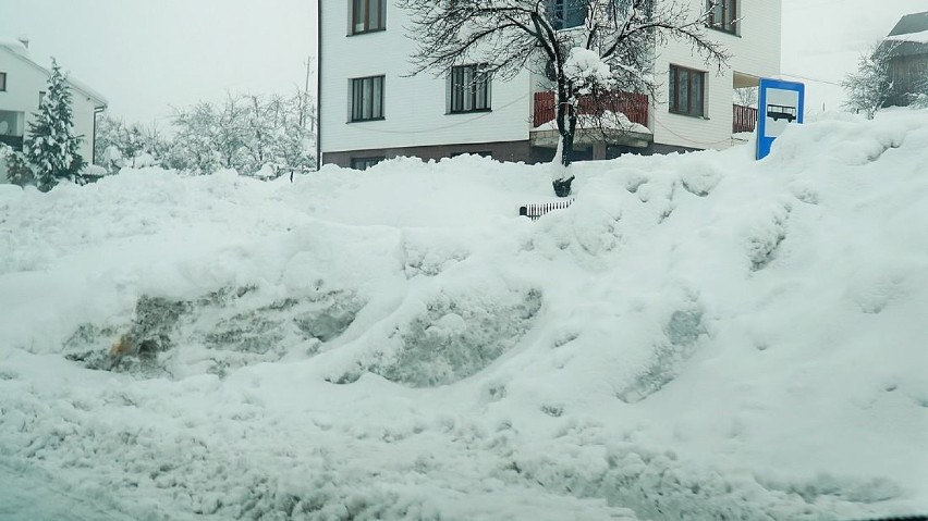 Beskidy: Ogromne obciążenie budynków śniegiem, opady przekroczyły już normy budowlane (ZDJĘCIA)