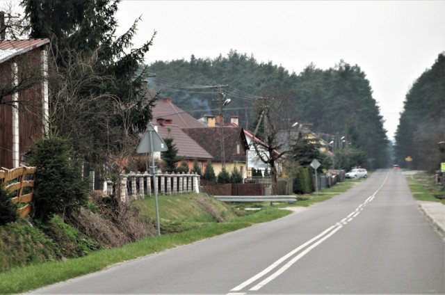 Obrocz to malownicza, roztoczańska miejscowość. Ma jednak bolesną historię