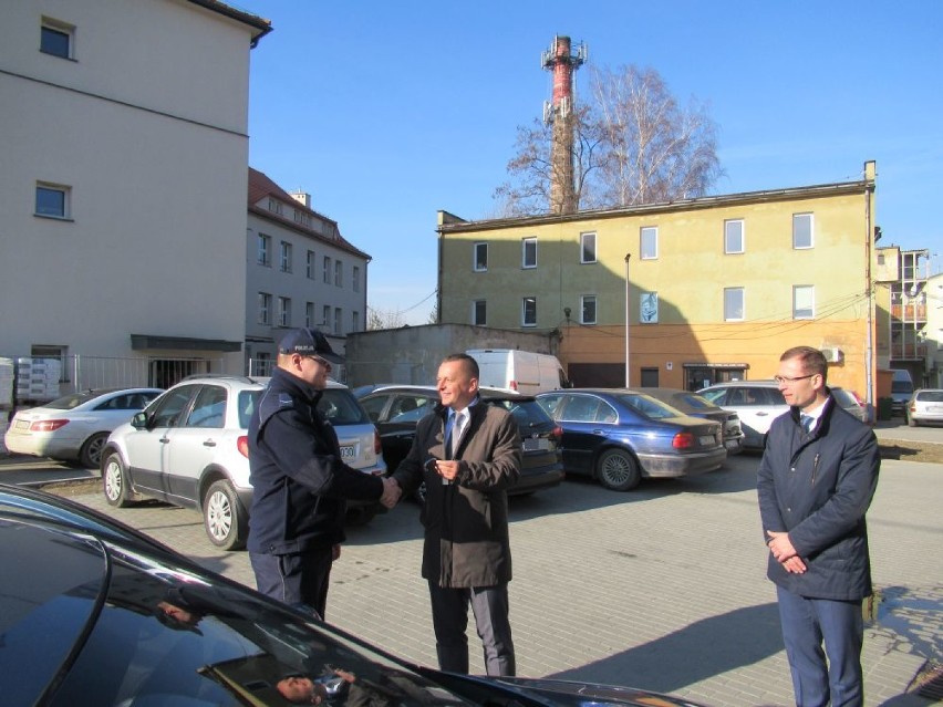 Policjanci Jaworzyny Śląskiej mają nowy, nieoznakowany radiowóz. Poświęcił go ksiądz