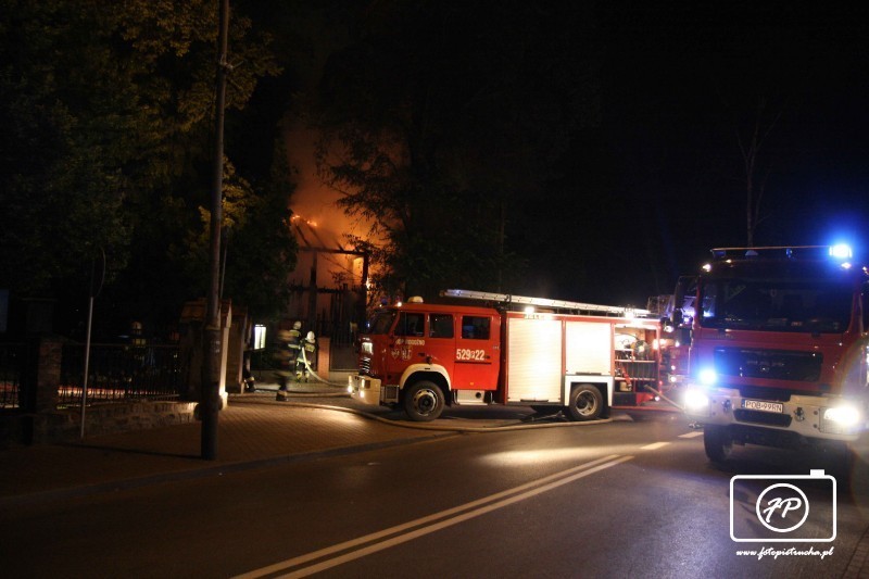 Ogień zniszczył dzwonnicę i zabytkowe dzwony w Rogoźnie