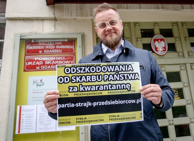 10.06.2020 gdansk. przed pomorskim urzedem skarbowym kandydat na prezydenta pawel tanajno oglosil pomysl na odszkodowania od skarbu panstwa za kwarantanne. nz. pawel tanajno  fot. karolina misztal / polska press/dziennik baltycki