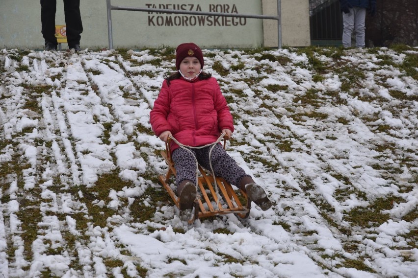 Zima w Śremie: śnieg cieszy dzieci. Wszystko wskazuje na to, że jeszcze w tym roku uda się pójść na sanki i ulepić bałwany