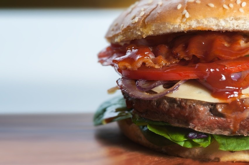 7. Burger Strefa specjalizuje się w serwowaniu burgerów....