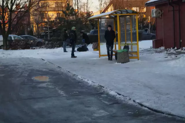 We wtorek na wielu olkuskich przystankach spotkać można było zmarzniętych pasażerów czekających na bus do Krakowa.