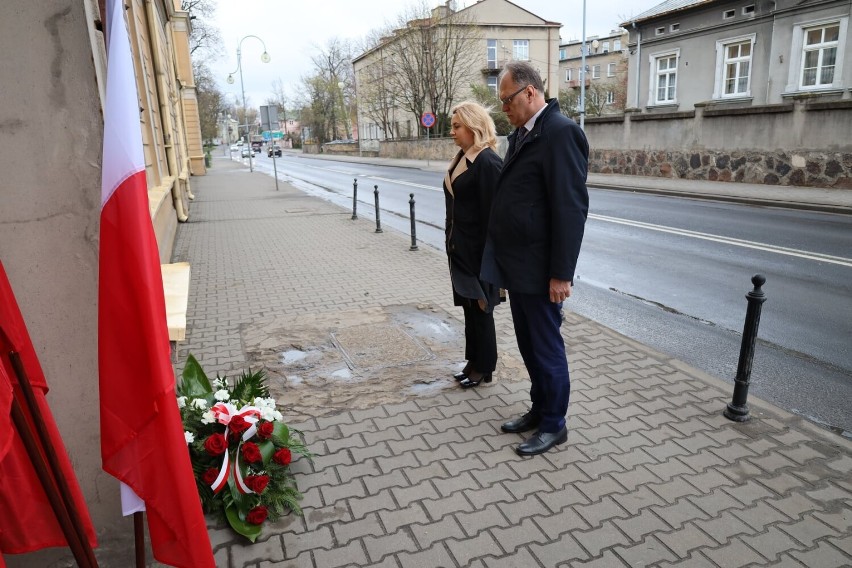 76. rocznica rozbicia aresztu w Radomsku. Władze miasta złożyły kwiaty pod tablicą upamiętniającą wydarzenie
