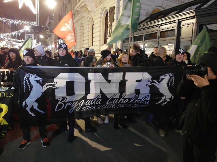 Narodowcy w Łodzi podczas marszu Idzie Antykomuna