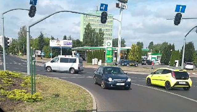 Kierowca jakby nigdy nic jechał pod prąd po rondzie PCK w Zielonej Górze.