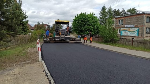 W Sławicy pod Skoakmi na przebudowywanej drodze ułożono już nowy asfalt