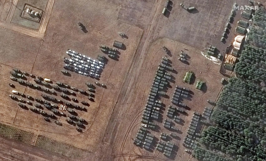 Ponad sto pojazdów wojskowych przy granicy białorusko-ukraińskiej. Są zdjęcia z satelity