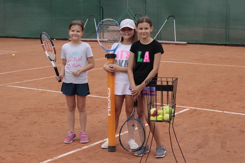 Ostatnie zajęcia Akademii tenisa ziemnego dla dzieci z SM Piast w Złotowie. Zainteresowanie młodzieży rośnie wraz z końcem wakacji