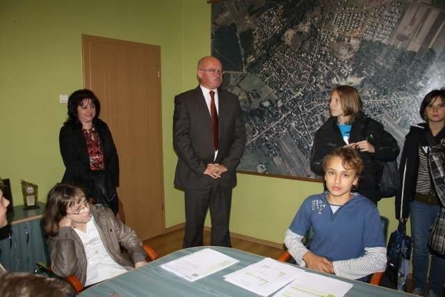 Gimnazjaliści z Żarek zwiedzali magistrat, rozmawiali z burmistrzem i radnymi [ZDJĘCIA]