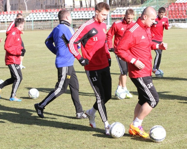 Piłkarze Korony przygotowują się do meczu z Zagłębiem Lubin. Na pierwszym planie Maciej Korzym i Daniel Gołębiewski.