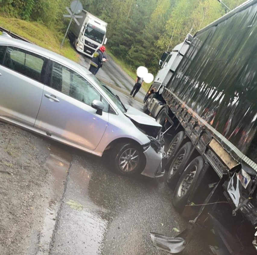 Wypadek w Sławkowie. Zderzenie trzech samochodów, dwie osoby ranne. Droga była zablokowana