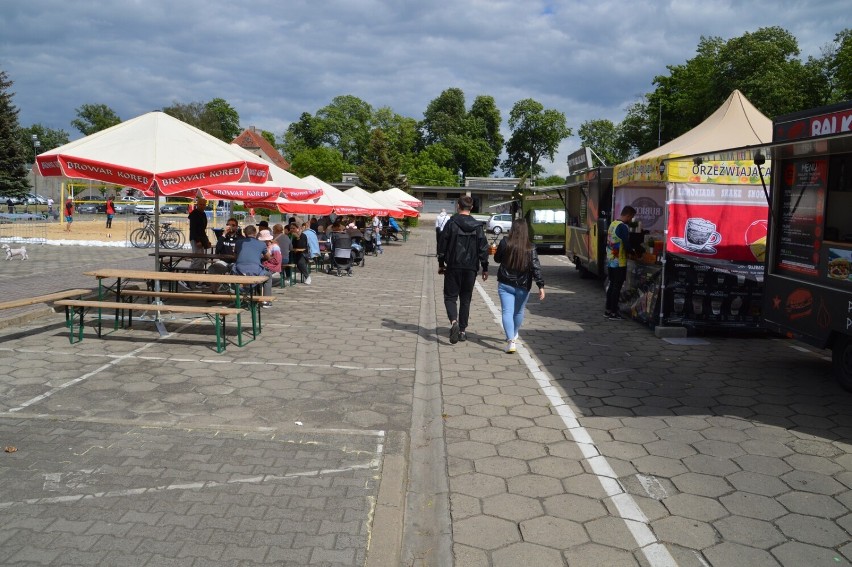 Miasteczko festiwalowe podczas 24-godzinnego Festiwalu Sportu w Rawiczu. Lepsza jakość zdjęć - obróć telefon poziomo