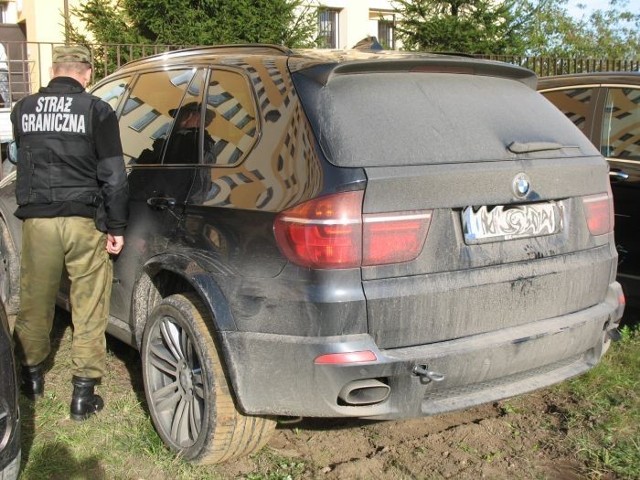 Patrol SG pełniący służbę w Augustowie skontrolował samochód ciężarowy, prowadzony przez obywatela Litwy. Na lawecie przewoził on dwie zarejestrowane we Francji toyoty pięcioletnią RAV4 i czteroletnią corollę. Podczas sprawdzania samochodów okazało się, że numery na tabliczkach znamionowych noszą ślady naruszeń i najprawdopodobniej zostały przebite.
 
Po dopełnieniu formalności przewidzianych przez prawo, kierowcę wraz z zabezpieczonymi samochodami przekazano Policji z Augustowa.