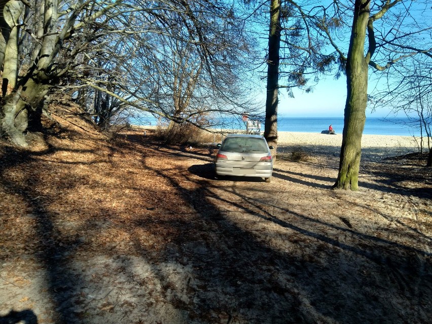 Gdynia: Tajemniczy samochód przy plaży w Kolibkach. Co się stało i skąd się wziął?