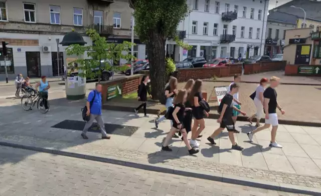 Tomaszów i tomaszowianie na mapach Google Street View. Zobaczcie może, ktoś z Was został złapany przez słynny samochód z kamerą. 

Google Street View w Tomaszowie - zobacz na kolejnych slajdach