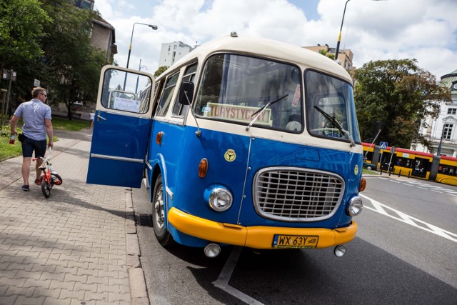 To dość nietypowy spacer, a bardziej wycieczka. Jeśli chcecie spojrzeć na miasto z wygodnej perspektywy - udajcie się na przejazd zabytkowym autobusem  „ogórkiem”. Podczas przejażdżki licencjonowany przewodnik przybliży wam fascynującą historię Pragi i zapozna z tajemnicami, jakie kryją praskie podwórka. Podczas 2,5-godzinnej podróży dowiecie się między innymi kim był Wicuś marynarz, kto w kilka minut upił całą dzielnicę i czym zajmowali się „kotleciarze”. Bilety kosztują 50zł/osobę i trzeba je kupić przez stronę wpt1313.com.

Godz. 10:30, zbiórka na pl. Defilad