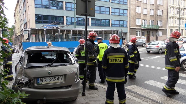 Kraków: wypadek na Lubicz. Auto zderzyło się z tramwajem