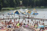 Upalny weekend w Powiecie Międzychodzkim - plaża miejska nad Jeziorem Jaroszewskim w Sierakowie pęka we szwach