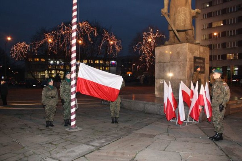 Uczniowie pierwszej klasy policyjno - wojskowej złożyli...