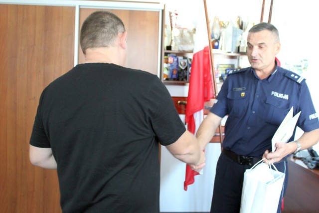 Komendant Powiatowy Policji w Inowrocławiu podziękował mężczyźnie, który pomógł schwytać nietrzeźwego kierowcę.