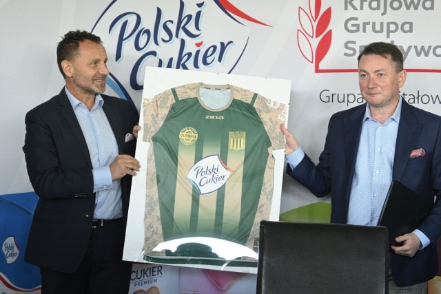 Od lewej: Tomasz Asensky, prezes Olimpii Grudziądz i Tomasz Rega, członek zarządu Krajowej Grupy Spożywczej podpisali czteroletnią umowę sponsorską