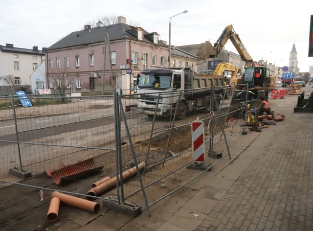 Zobacz na kolejnych slajdach jak idą prace przy wymianie kanalizacji na kolejnym odcinku ulicy Słowackiego w Radomiu >>>
