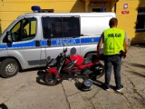Policjanci z Sulejowa odzyskali skradziony motorower. Złodzieje schowali go w drewnianej komórce ZDJĘCIA