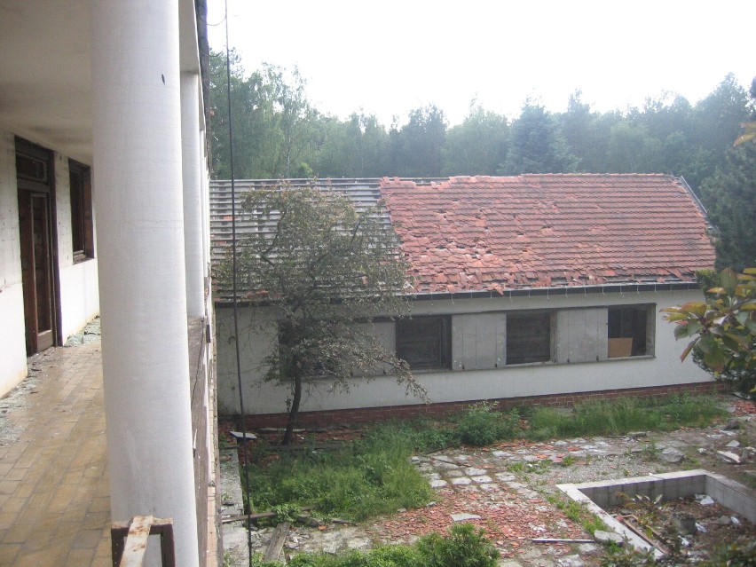 Popadająca w ruinę willa Edwarda Gierka w Konewce - 2007 rok