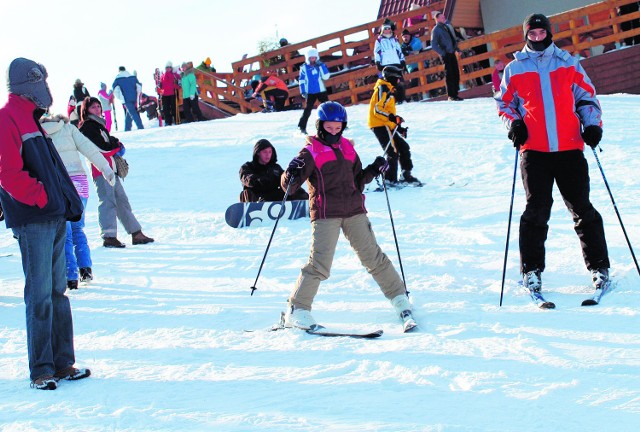 O potrzeby narciarzy zatroszczy się w ferie TOSiR, organizując trzy razy w tygodniu wyjazdy n  stok