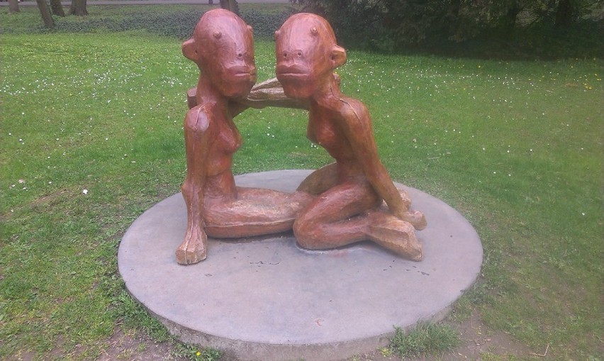 A właściwie rzeźba "Dwie kobiety" autorstwa Sylwestra...
