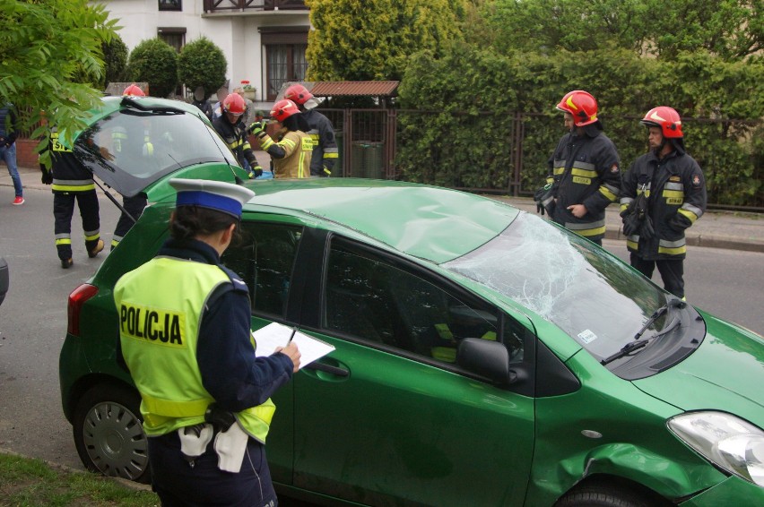 Groźna kolizja na ulicy Polnej w Kaliszu. Auto dachowało na jezdni. ZDJĘCIA