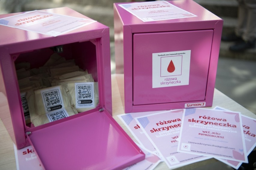 Różowe skrzyneczki, Warszawa. W 114 miejscach w stolicy pojawiły się pudełka z darmowymi środkami higieny menstruacyjnej
