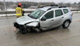 Wypadek na autostradzie A1 w okolicach Radomska. Dacia uderzyła w bariery