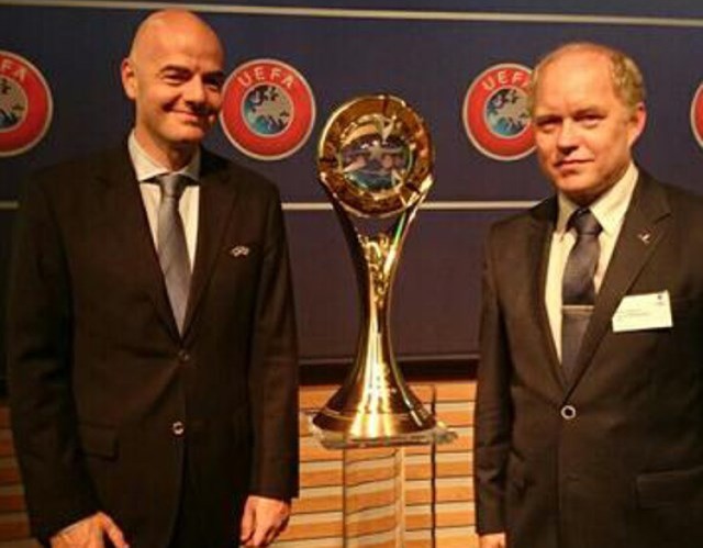 Janusz Szymura, prezes BTS Rekord (z prawej) oraz Gianni Infantino, sekretarz generalny UEFA