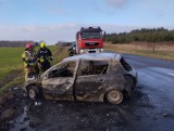 Pożar auta na drodze między Rzeczycą a Trzęsowem w gminie Grębocice. Samochód doszczętnie spłonął