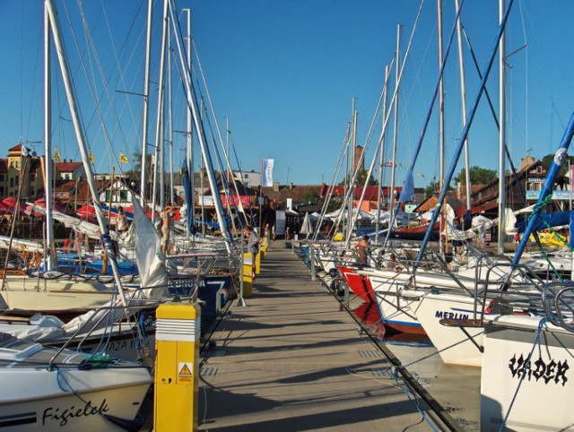 Jeden z pirsów - marina w Mikołajkach.