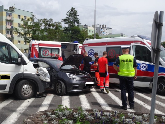 Kolizja busa i kii na rondzie na Wojska Polskiego