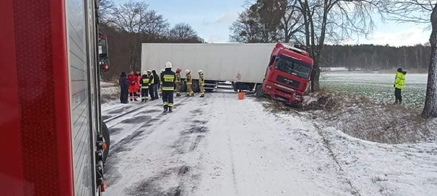 20 stycznia w Bramce samochód ciężarowy wpadł w poślizg i...