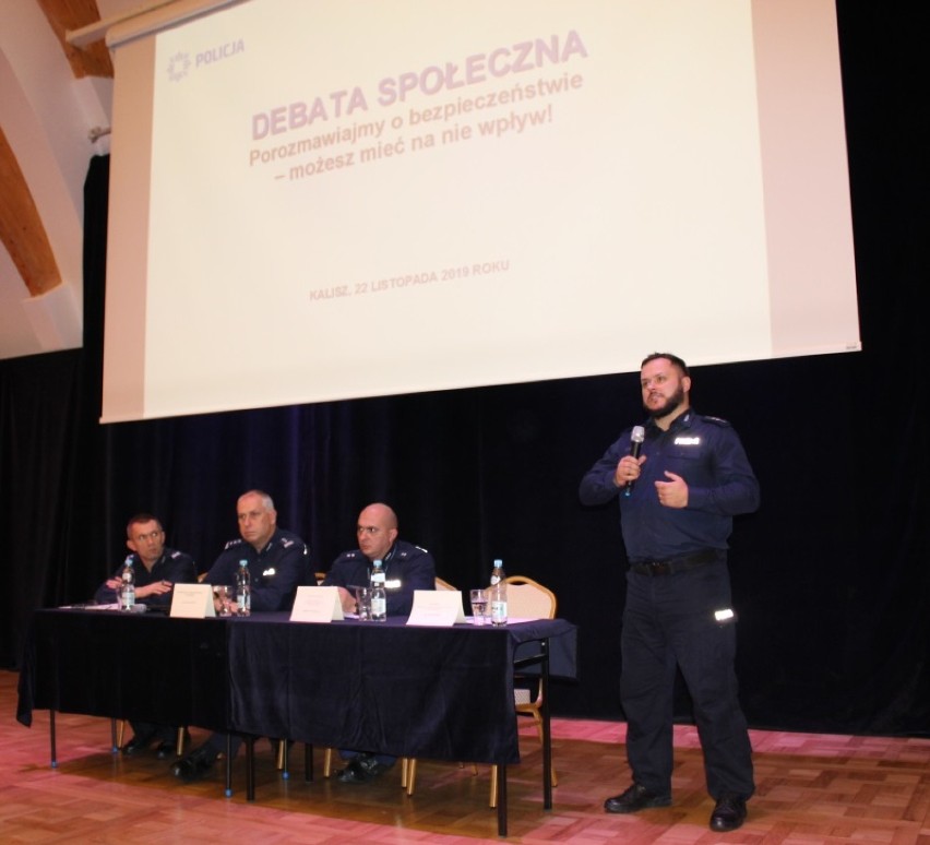Policja w Kaliszu zaprosiła młodzież na debatę na temat cyberzagrożeń. ZDJĘCIA