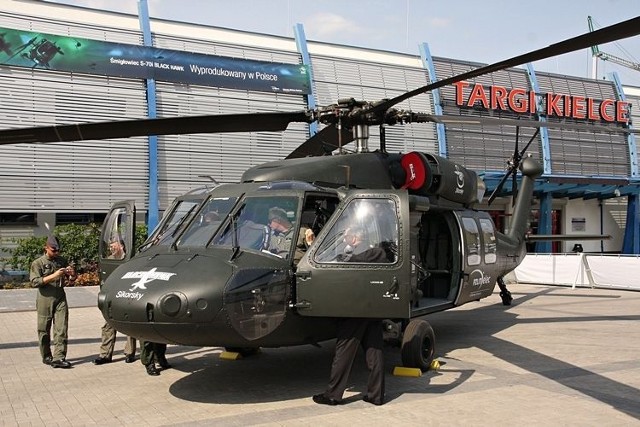 Amerykański BLACK HAWK S-70i produkowany w PZL Mielec. W związku ze zbliżającym się przetargiem na nowe śmigłowce dla polskiego wojska BLACK HAWK jest intensywnie promowany. W locie można było go zobaczyć na Air Show w Radomiu. Fot. Tomasz Hens