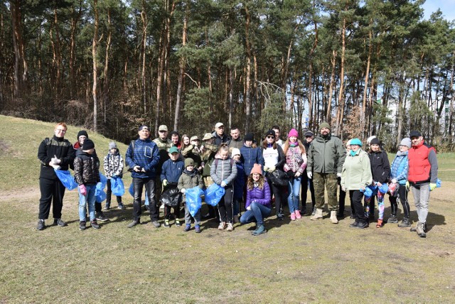 Tak było w sobotę 9 kwietnia na społecznym sprzątaniu lasów z okazji Dnia Ziemi w Golubiu-Dobrzyniu