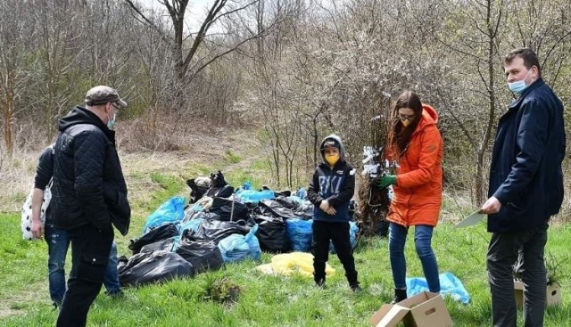 Wolontariusze Polski 2050 regularnie organizują akcję sprzątania śmieci w Skarżysku.